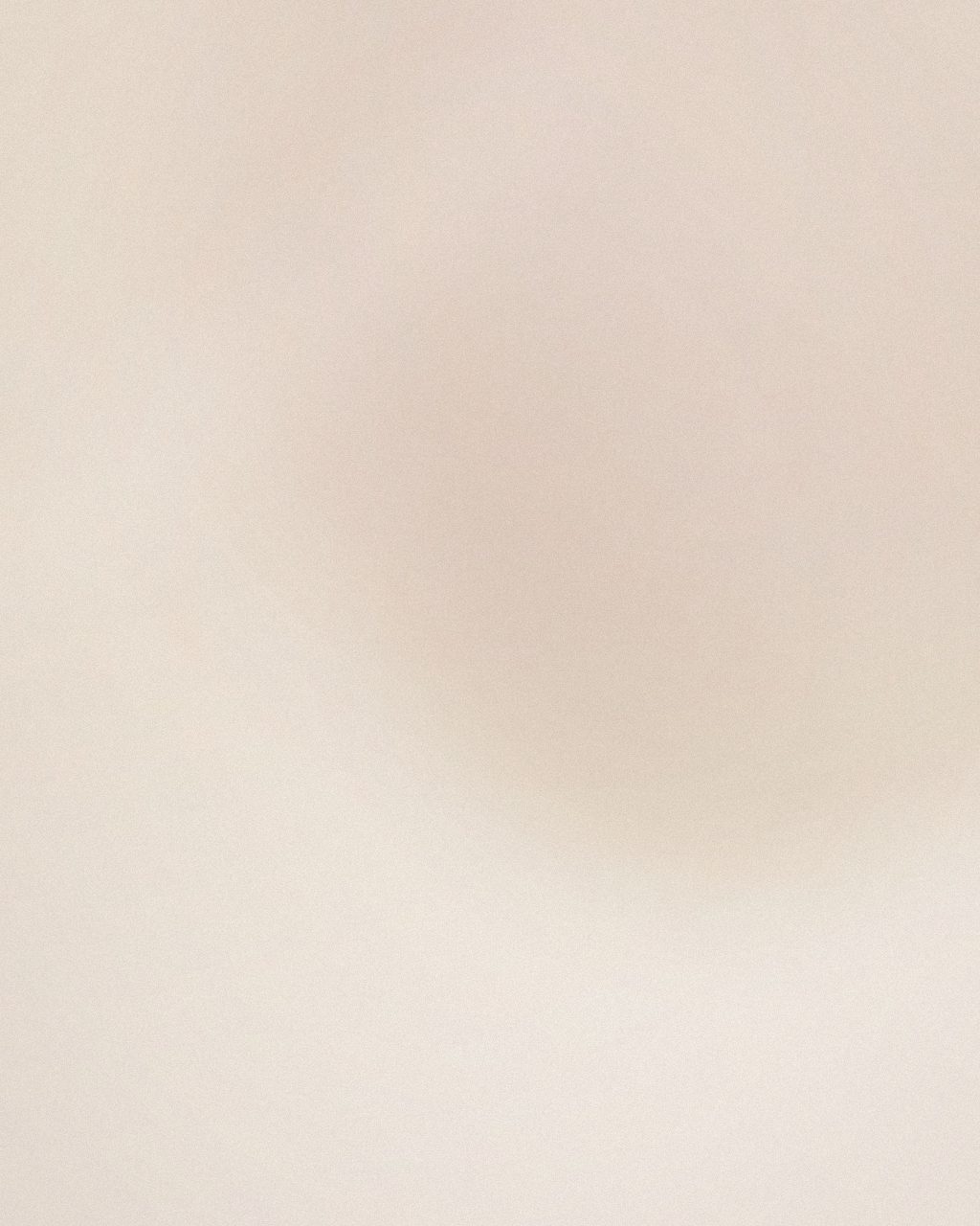 Close-up di una mano posata sull’avambraccio: texture naturale della pelle in luce diffusa