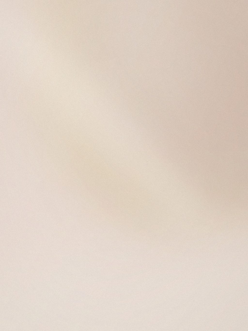 Dettaglio di un occhio chiuso con ciglia laminate e sopracciglia pettinate, pelle al naturale