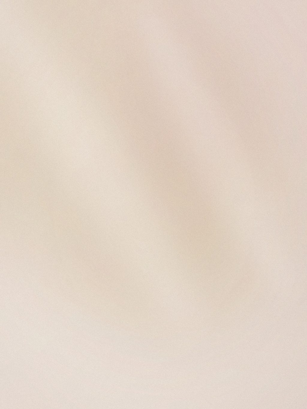 Primo piano di labbra e sopracciglia dal tratto naturale dopo il trucco semipermanente, fondo sabbia sfocato