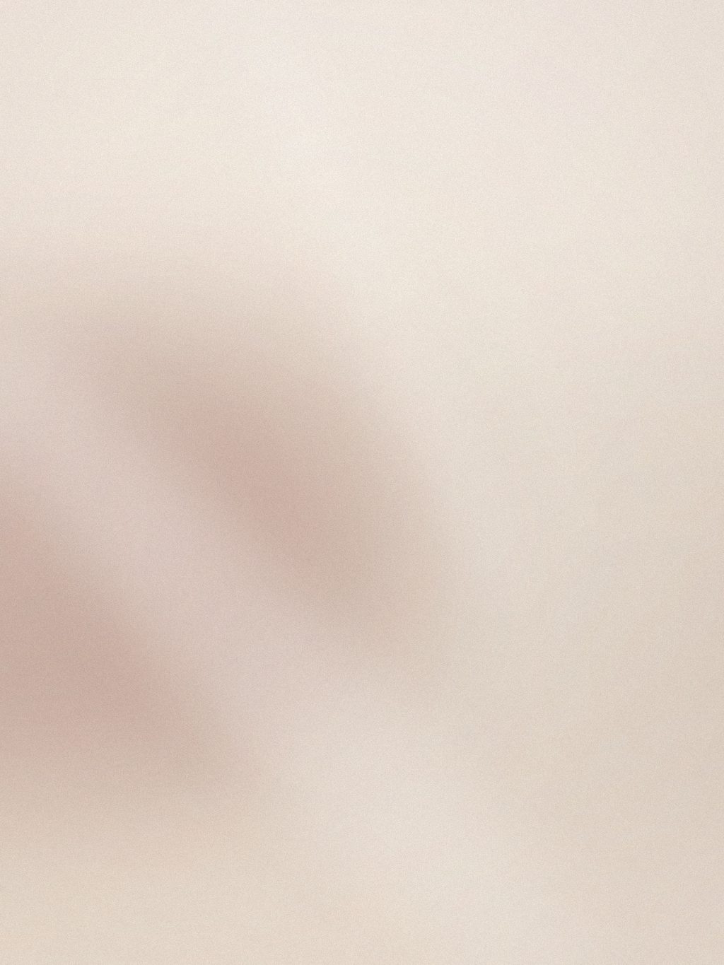 Gambe e caviglie distese su un lenzuolo di lino, luce da finestra
