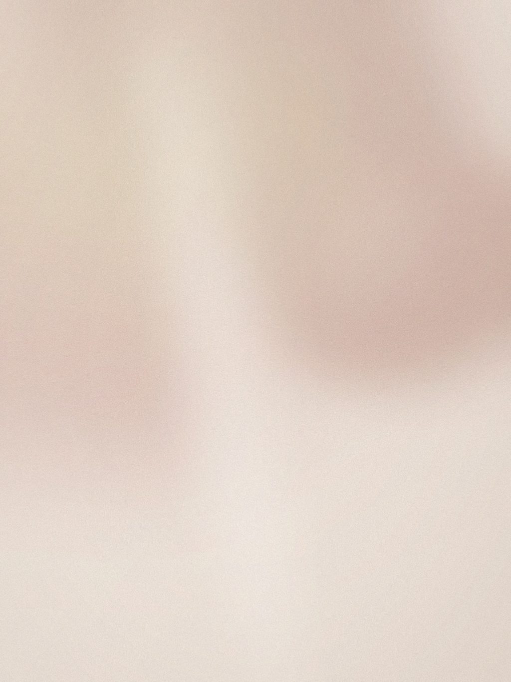 Mani sulla schiena durante un massaggio con olio, luce calda laterale