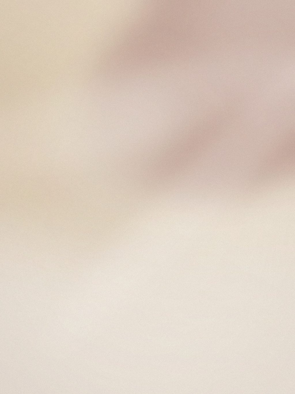 Strumento professionale per uso estetico appoggiato su lino chiaro accanto a un flacone in vetro